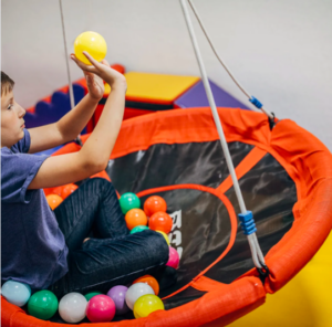 niño jugando en columpio